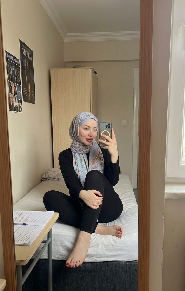 İstanbul türbanlı öğrenci genç escort Azra ben